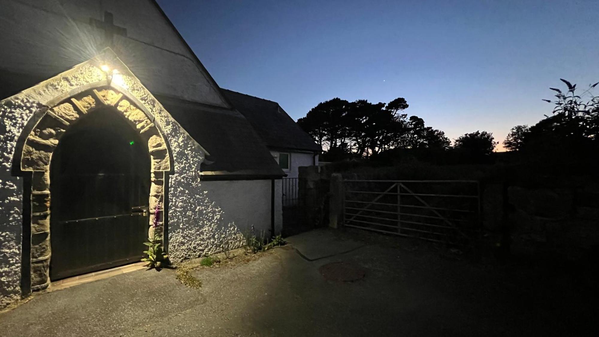 Llanw Malltraeth - Malltraeth Tides Llangadwaladr  Экстерьер фото